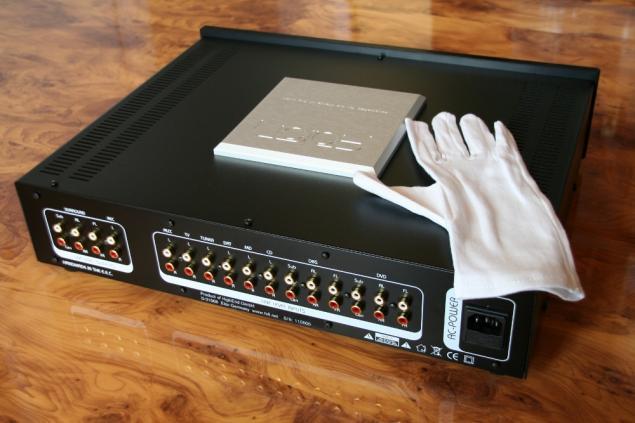 Der AARON No.22 Cineast High End Vorverstärker bietet viele Anschlussmöglichkeiten. Stereo + Mehrkanal Der AARON No.22 Cineast High End Vorverstärker bietet viele Anschlussmöglichkeiten.